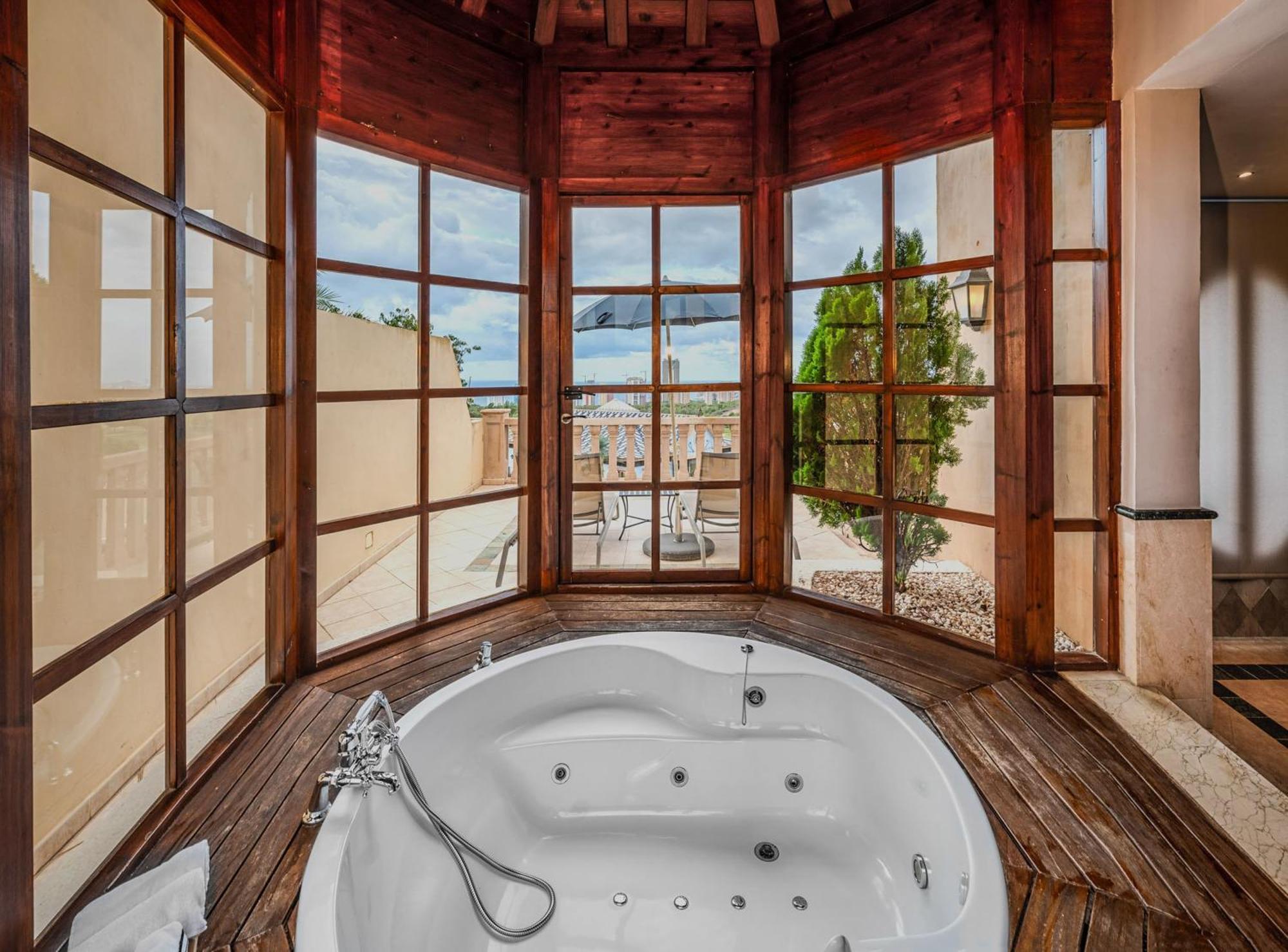 Penthouse The Level with Whirlpool,1766128810:JPEG